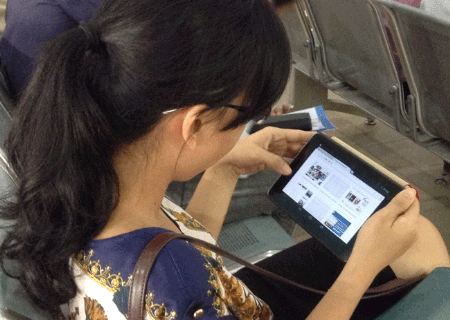 A passenger accesses the internet via a free wi-fi connection at Sai Gon Railway Station (Source: VNA)