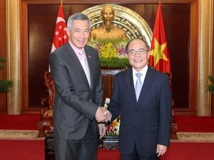 NA Chairman Nguyen Sinh Hung meets with Singaporean PM Lee Hsien Loong. (Photo: VNA)