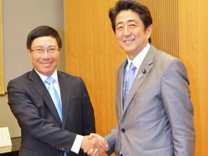 Foreign Minister Pham Binh Minh and Japanese Prime Minister Shinzo Abe (Source: VNA)