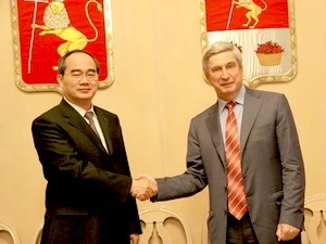 Deputy Prime Minister Nguyen Thien Nhan and First Vice Chairman of the Russian State Duma Ivan Melnikov (Source: VNA)