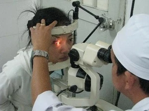 Eye checking at Binh Duong eye hospital. Photo: VNA