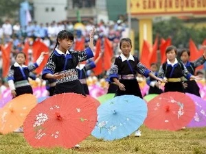Students in a performance at the ceremony (Source: VNA)