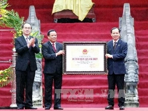 Deputy Prime Minister Nguyen Thien Nhan hands over the certificate recognising Lam Kinh historical site as the national special historical relic to leaders of Thanh Hoa province. Photo: VNA