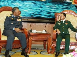 Deputy Defence Minister Do Ba Ty welcomes Chief of the Malaysian Royal Air Force, General Rodzali bin Daud (Source: VNA)