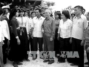 General Vo Nguyen Giap met people in Thanh Xuong commune, Dien Bien district in May 1975 (Photo: VNA)