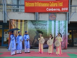 A quan ho (duet singing) performance by Vietnamese students in Australia (Source: VNA)