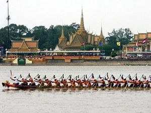 Boat racing on Tonle Sap River (Source: AP)