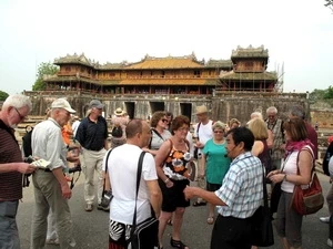 Foreigners visit Ngo Mon (the Gate of Noon) in Hue (Source: VNA)