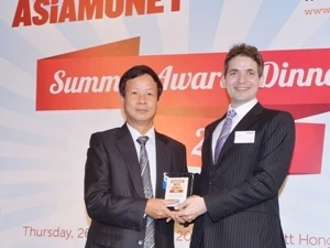 MB Bank leader receives the award from Asiamoney. Photo: VNA