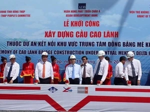Deputy Prime Minister Vu Van Ninh and delegates kick-started the construction of the bridge. (Photo: VNA)