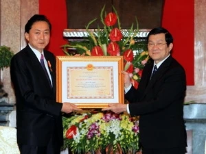 President Truong Tan Sang presents Friendship Order to former Japanese Prime Minister Hatoyama Yukio (Source:VNA)