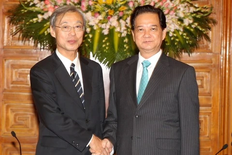 Prime Minister Nguyen Tan Dung (R) meets Editor-in-Chief of Kyodo News Masaki Fukuyama. Photo: VNA