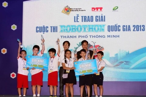 Members of the Tran Cao Van Primary School and Hanoi's Viet Kids at the award ceremony (Source: VNA)