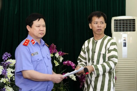 Nguyen Thanh Chan receives the decision to suspend his sentence enforcement. Photo: VNA