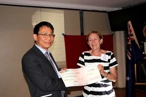 Consul General Le Viet Duyen recieves the donation from the Rotary Club. Photo: Vietnam Consulate in Perth