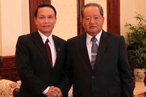 VNA General Director Nguyen Duc Loi and Lao Deputy Prime Minister Asang Laoli (Source: VNA)