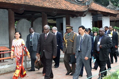 Namibian President Hifikepunye Pohamba visits Temple of Literature. Photo: VNA