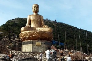 Bronze statue of the King-Monk was placed on Yen Tu Mountain (Photo: VNA)