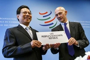 Lao Minister of Industry and Trade Nam Viyaketh (left), WTO Director Pascal Lamy (right) (Photo: VNA)