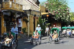 Tourists visit Hoi An old town in Quang Nam province (Source: VNA)