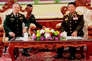 Lao Deputy Prime Minister and Minister of Defence Douangchay Phichith and Commander, Lieut. Gen. Phi Quoc Tuan. Photo: VNA