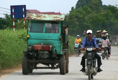 Self-modified vehicles that were banned in 2008 on grounds of traffic safety and environmental pollution are still being used nationwide. Photo: VNA