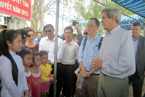 US State Secretary John Kerry talks to Ca Mau's students. Photo: VNA