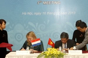 The signing ceremony between the two sides (Source: VNA)