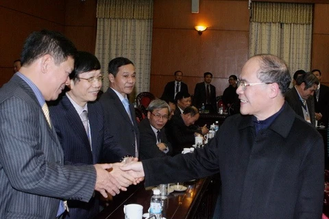 NA Chairman Nguyen Sinh Hung (right) meet diplomats (Photo: VNA)