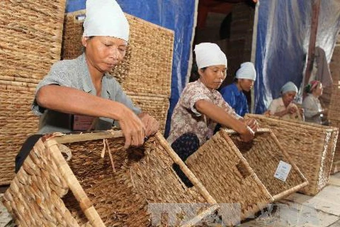 Making bamboo and rattan products in Phuc Xuyen district, Hanoi (Photo: VNA)