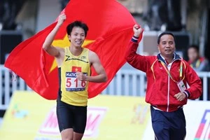 Nguyen Van Hung sets a new men’s triple jump record and brings home a gold (Photo: VNA)