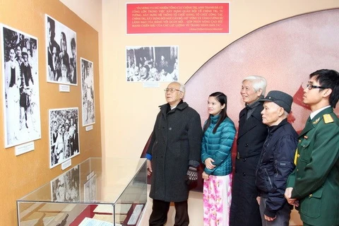 Visitors to the exhibition (Source: VNA)