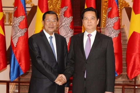 Prime Minister Nguyen Tan Dung welcomes his Cambodian counterpart Samdech Techo Hun Sen (Photo: VNA)