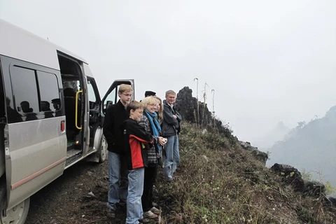 Foreign tourists to the plateau (Photo: VNA)