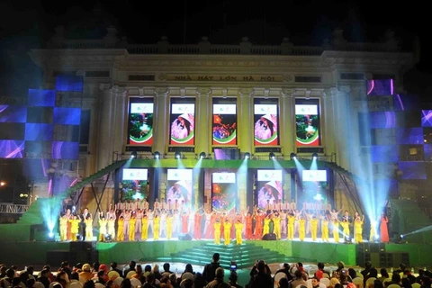 A performance at the August Revolution Square. Photo: VNA