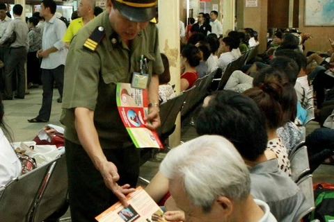 Leaflets given to passengers in the Hanoi Railway Station (Photo: VNA)
