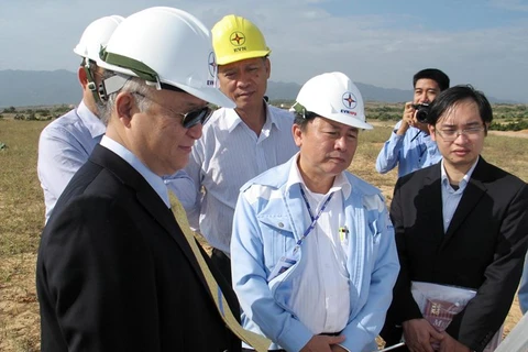 Director General of IAEA Yukiya Amano (third from right) visits the construction site of the Ninh Thuan 1 nuclear power plant (Photo: VNA)