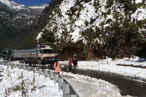 Snow causes difficulties for vehicles travelling on roads (Photo: VNA)