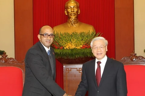 Party General Secretary Nguyen Phu Trong greets newly-accredited Ambassador Herminio Lopez Diaz (Photo: VNA)