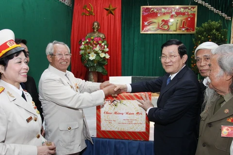 President Truong Tan Sang presents gifts for delegations (Photo:VNA)