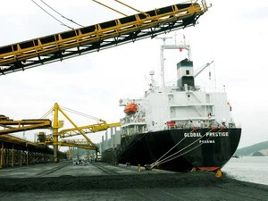 Loading coal in the Cam Pha port (Photo: VNA)