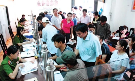 Hanoi's Hai Ba Trung District Police receive local citizens (Photo: VNA)