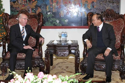 Deputy PM Nguyen Xuan Phuc (right) and Batschka's President Rudolf Walther (Photo: VNA)