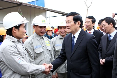 President Truong Tan Sang visits workers at Hanssip. Photo: VNA 