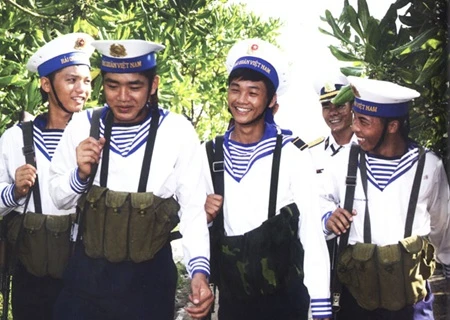 The photo Nguoi Linh Dao Sau Gio Huan Luyen (Island Soldiers after Training) by Do Viet Dung features young soldiers on the Spratly Islands who dedicated their lives to the country.