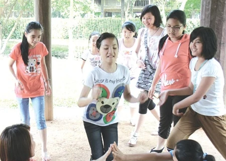 Children enjoy a traditional game which was once popular years ago at the two-day festival at the Vietnam Museum of Ethnology (Photo: VNA)