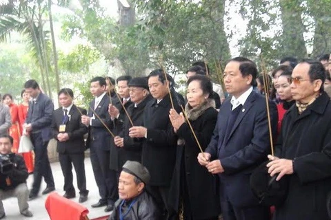Offering incense ceremony (Photo: VNA)