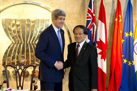 US Secretary of State John Kerry meets with Secretary-General of ASEAN Le Luong Minh. Photo: VNA