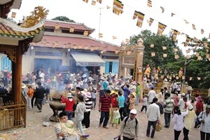 Tourists flock to Ba Den mountain tourism, cultureal and historical relic site.