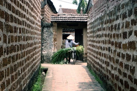 A small alley of Duong Lam ancient village (Photo: VNA)